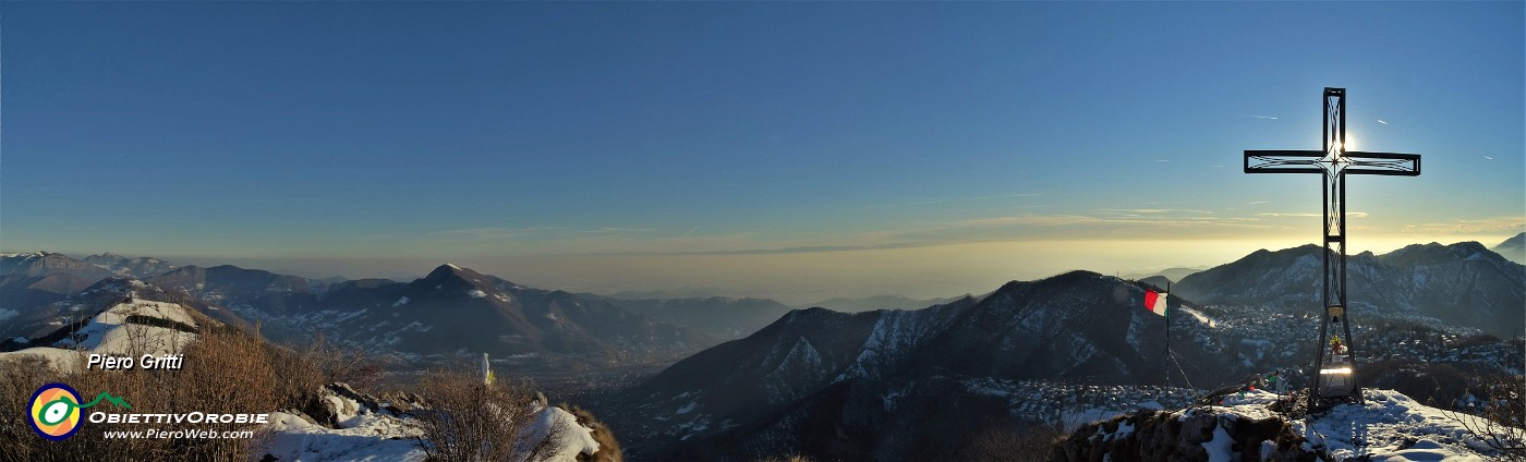 64 Vista panoramica in vetta Cornagera (1311 m) verso Val Seriana.jpg